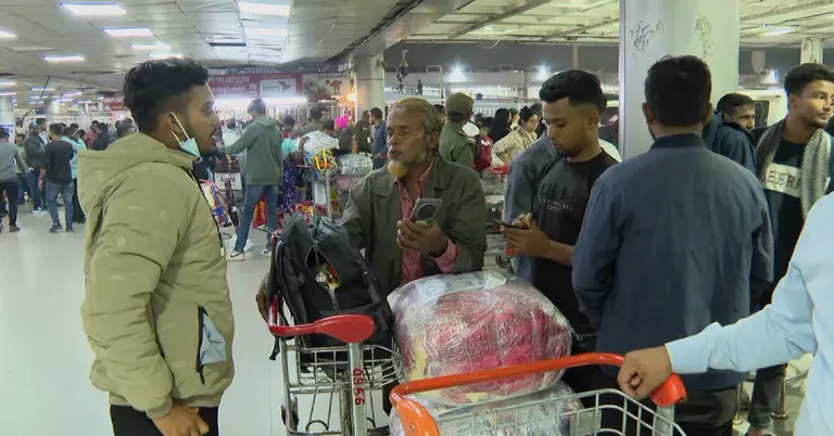 শাহজালাল আন্তর্জাতিক বিমানবন্দরে মালয়েশিয়া থেকে ফিরে আসা কর্মীরা